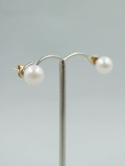  Paire de boutons d'oreilles serties de perles de culture Akoya du Japon de 8mm environ....
