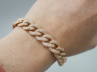 null Bracelet gourmette en or jaune 18k entièrement serti de diamants sur une face...