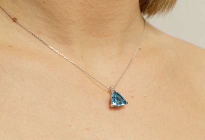 null Pendant troïdia in white gold 18k surmounted by a blue topaz size troïdia, the...