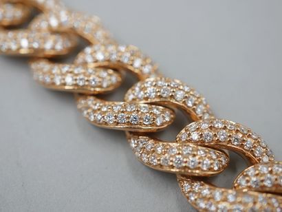 null Bracelet gourmette en or jaune 18k entièrement serti de diamants sur une face...