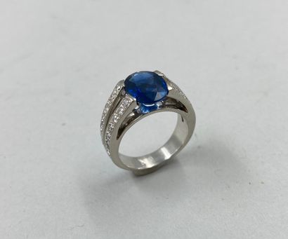 null 18k white gold ring set with a 3cts sapphire and two lines of diamonds.

PB...