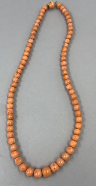 null Necklace made of pale pink coral beads, yellow gold clasp decorated with a cabochon...