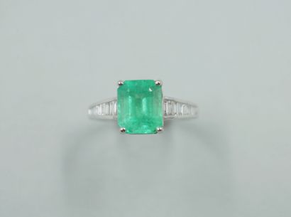 null 18k white gold ring with an emerald probably from Colombia, about 3cts, set...