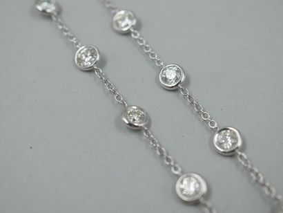 null Collier ras de cou en or blanc 18k agrémenté de 23 diamants taille brillant...