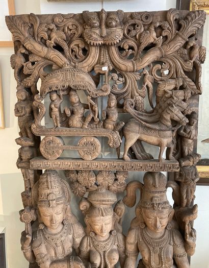 null Porte de temple en bois représentant des divinités. 

Haut.: 180 x 70