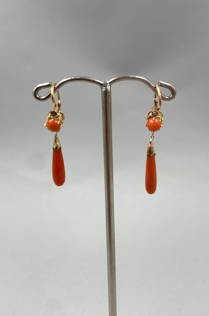 null Pair of 18k yellow gold pendant earrings decorated with drops and cabochon coral...