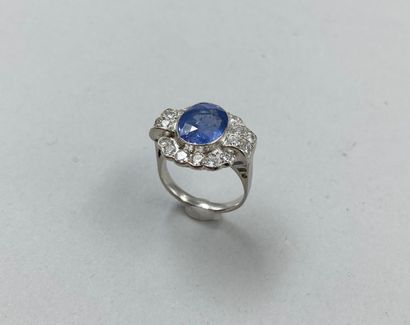 null 18k white gold ring set with a 4.83cts natural Ceylon sapphire in a geometrical...