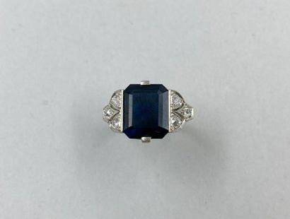 null Platinum ring set with an emerald-cut sapphire of about 5cts in a geometrical...