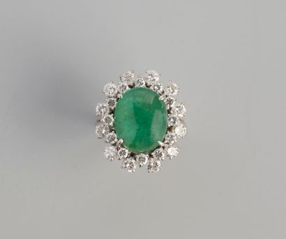 null Flower ring in 18k white gold, centered on an emerald cabochon in a double circle...