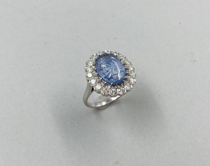 null 18k white gold Pompadour ring set with a natural Ceylon sapphire engraved with...