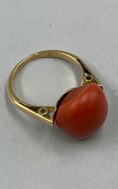null Yellow gold ring 18k decorated with a coral cabochon. 

PB : 5,30gr. TDD : ...