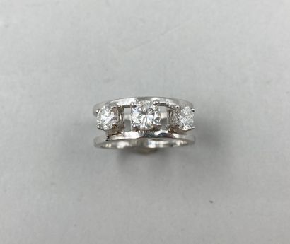 null Trilogy ring in 18k white gold topped with three diamonds on a double ring.

PB...