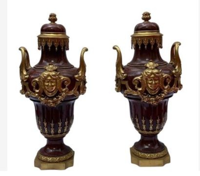 null Pair of red marble cassolettes mounted in bronze decorated with mascarons in...