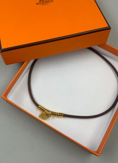 null HERMES Paris

Necklace in natural leather, gold-plated metal clasp adorned with...