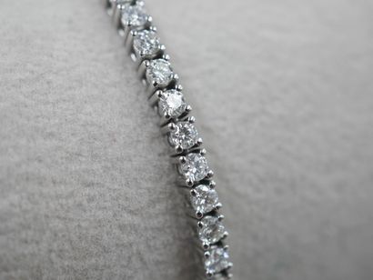 null Soft line bracelet in 18k white gold with 63 brillant cut diamonds in F to G...