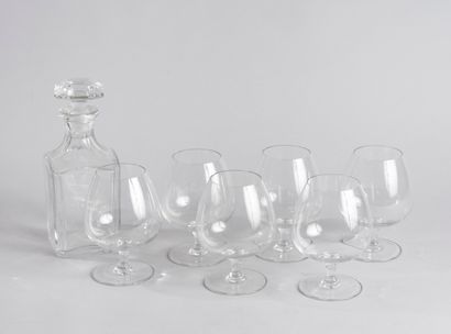  Lot comprenant: - Trois carafes en verre - 8 verres à whisky en cristal de Sèvres...