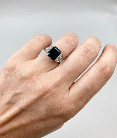 null Platinum ring set with an emerald-cut sapphire of about 5cts in a geometrical...