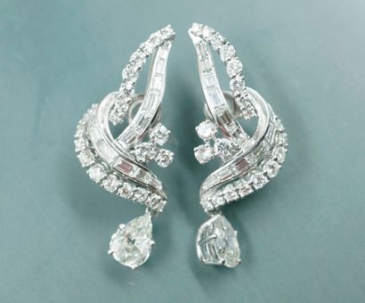 null Pair of 18k white gold earrings set with baguette and brilliant-cut diamonds...