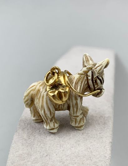 null Pendentif breloques en or jaune 18k représentant un petit âne en corne sculptée,...