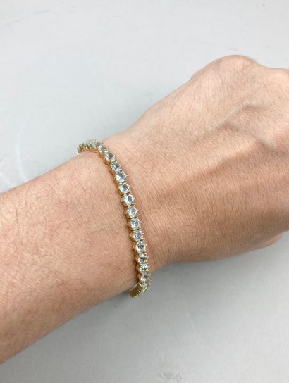 null Silver bracelet composed of a flexible line of round blue topazes. Spring clasp.

Length...