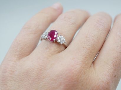 null 18k white gold ring with a 1ct oval ruby and diamond-paved flowers. 

PB : 3,70gr....