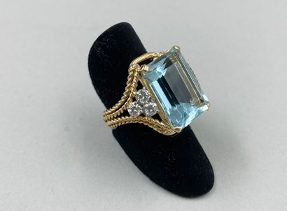 null 18k yellow gold ring set with an emerald-cut aquamarine of about 15 cts. and...