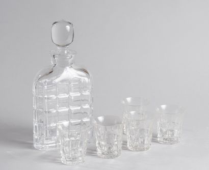  Lot comprenant: - Trois carafes en verre - 8 verres à whisky en cristal de Sèvres...