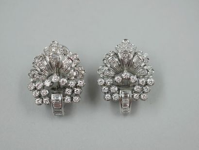 null Pair of pompom earrings with transformation in 18k white gold, the upper part...