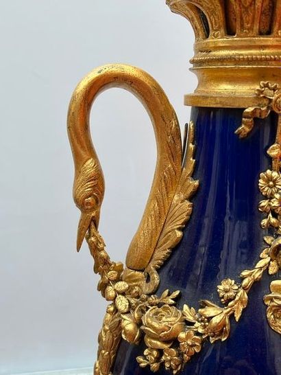 null Paire de vases en porcelaine de Sèvres ? montés en bronze doré sur piédouche....