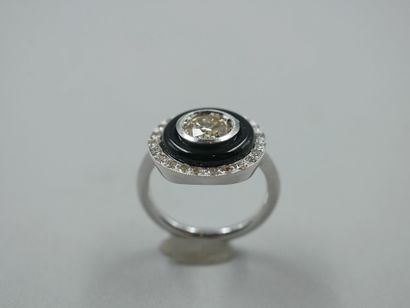 null Circular ring in 18k white gold topped by a brilliant-cut diamond of about 1ct...