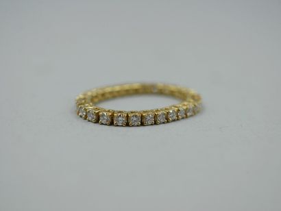 null Flexible wedding ring in 18k yellow gold set with a line of diamonds.

PB :...