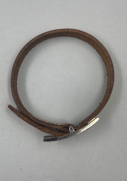 null HERMES Paris

Bracelet "Hapi" in light brown leather, metal clasp palladium....