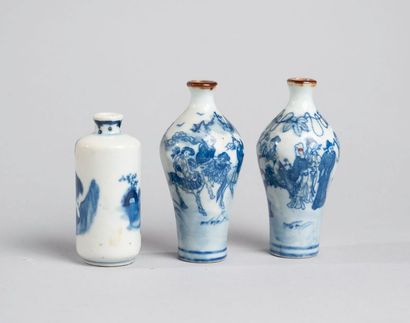 null CHINA, 20th century

Set of three porcelain snuffboxes, decorated with equestrian...