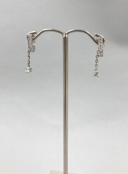 null Pair of 18k white gold earrings with small diamonds, holding a chain finished...