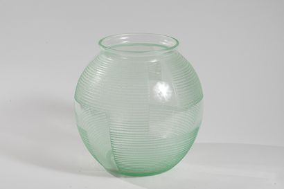 null DAUM, Nancy

Important vase boule en verre, gravé à l'acide de stries et forme...