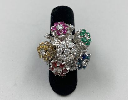 null Important 18k white gold flower ring formed of six petals in aspen set with...