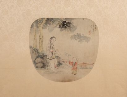  JAPON, XIXe siècle. 
Peinture sur soie figurant une femme et un enfant au jardin....