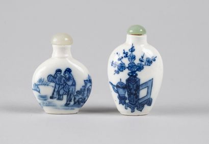 null CHINA, 20th century

Two blue-white porcelain snuffboxes. Signed. 

Height:...