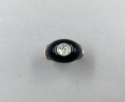 null 
18k white gold signet ring centered with an old cut diamond and onyx.

PB :...