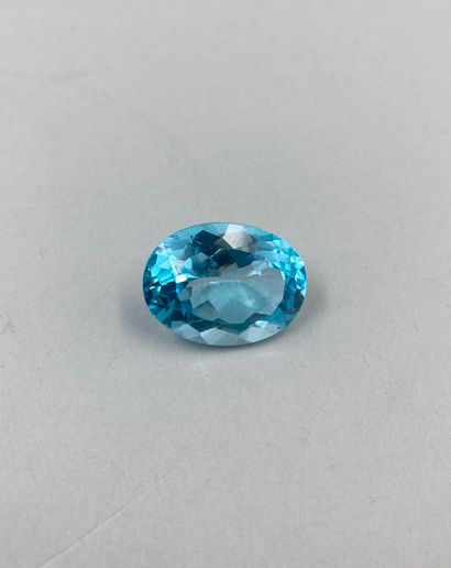 null Blue topaz oval on paper of 26,80cts approximately.