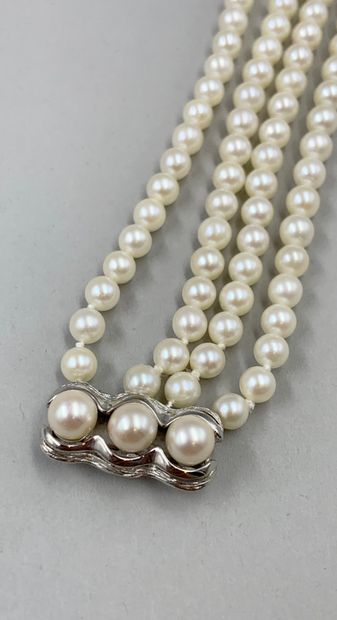 null Bracelet 4 lines of cultured pearls from 4 to 6 mm in diameter. Ratchet clasp...