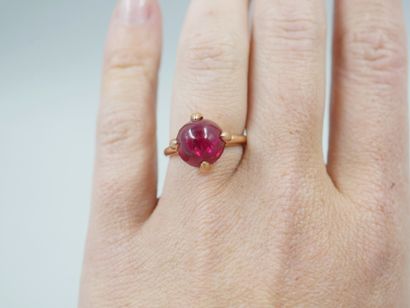 null Ring in 18k yellow gold with a cabochon ruby.

PB : 7,10gr. TDD : 53.