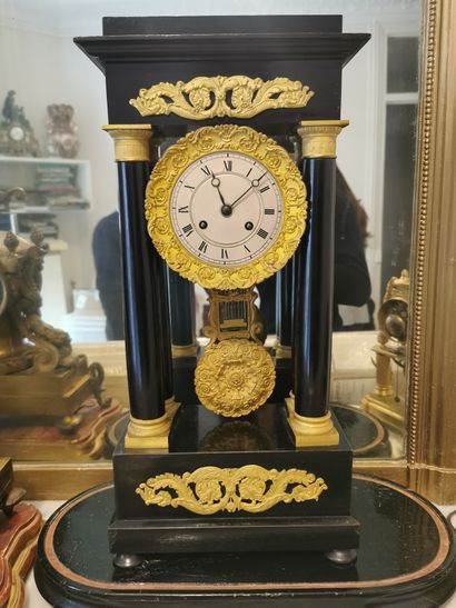 null Portico clock in dark veneer and gilt bronze. 

Restoration period. 

Missing...