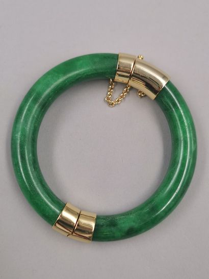 null Bracelet jonc ouvrant en jade ou jadéite et vermeil. Fermoir à cliquet avec...