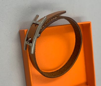 null HERMES Paris

Bracelet "Hapi" en cuir marron clair, fermoir métal palladié....