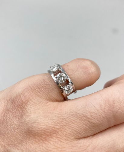 null Trilogy ring in 18k white gold topped with three diamonds on a double ring.

PB...