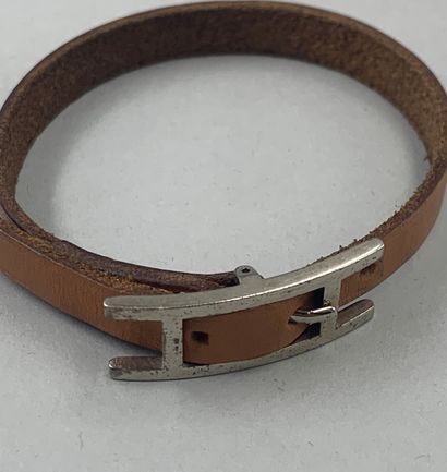 null HERMES Paris

Bracelet "Hapi" in light brown leather, metal clasp palladium....
