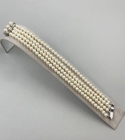 null Bracelet 4 lignes de perles de culture de 4 à 6 mm de dialètre. Fermoir cliquet...