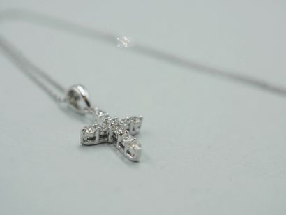 null Cross pendant in 18k white gold set with diamond. With its white gold chain....