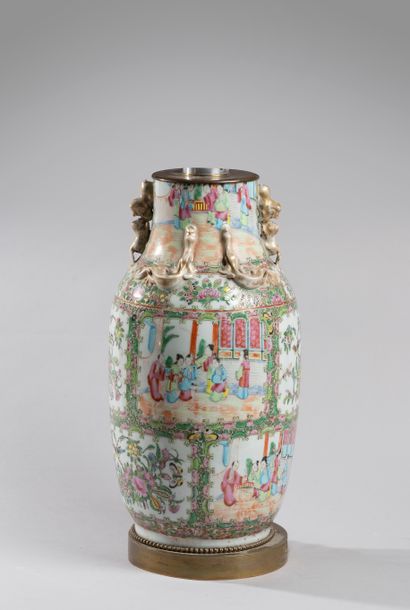null CHINE, fin XIXè siècle. 

Vase balustre en porcelaine de Canton à décor de scènes...